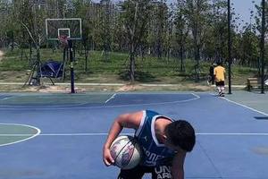  如何将拉伸融入日常篮球训练中以提高效率？